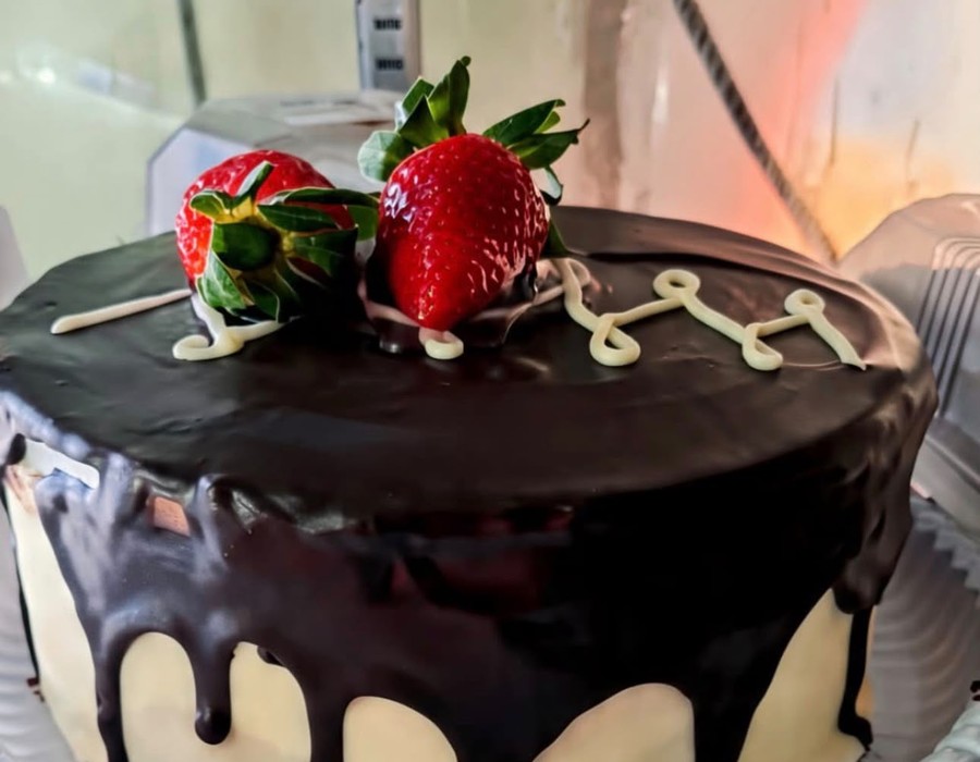 Bolo de chocolate artesanal com morangos frescos