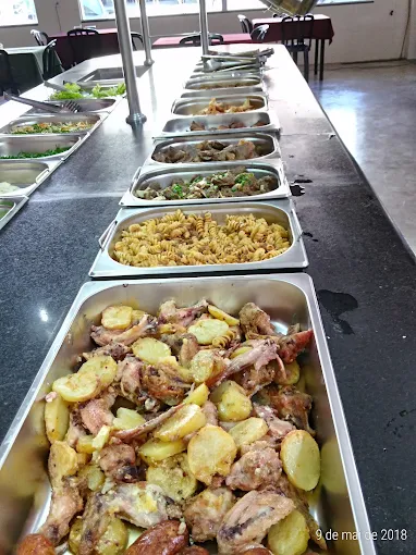 Buffet com frango assado e batatas