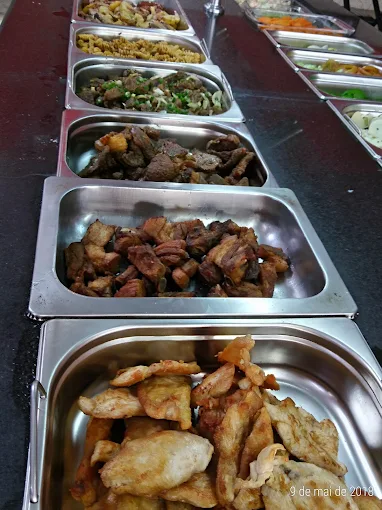 Buffet com carnes e massas