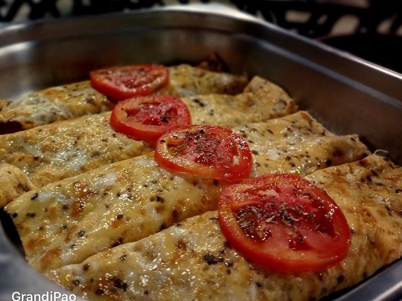 Buffet com panquecas recheadas e gratinadas