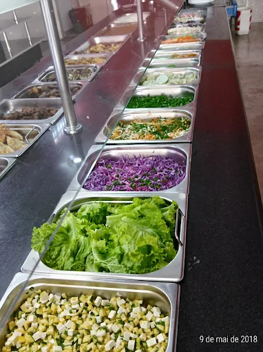 Mesa de saladas frescas do restaurante