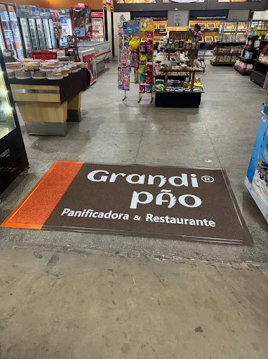 Entrada e corredores de empório Grandi Pão
