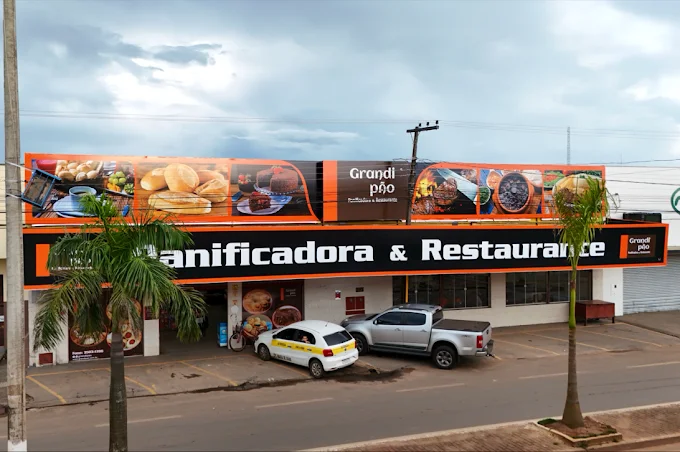 Vista externa com estacionamento amplo