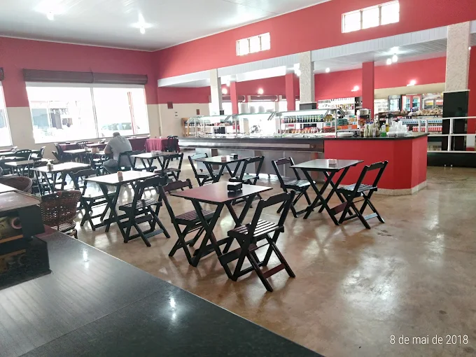 Salão espaçoso do restaurante Grandi Pão